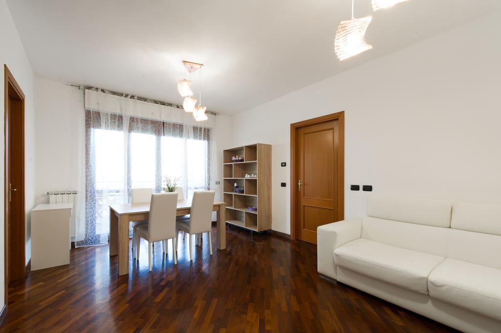 Hotel Domus Bb - Plaza Fiumicino Esterno foto