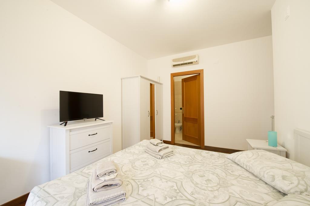 Hotel Domus Bb - Plaza Fiumicino Esterno foto